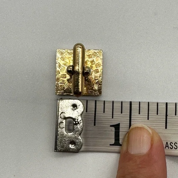 Vintage Gold Tone Engraved Crown Square Cufflinks - Picture 6 of 6